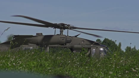 Toma-En-Cámara-Lenta-De-La-Hélice-Giratoria-Del-Helicóptero-De-Carga-De-Estacionamiento-En-La-Naturaleza