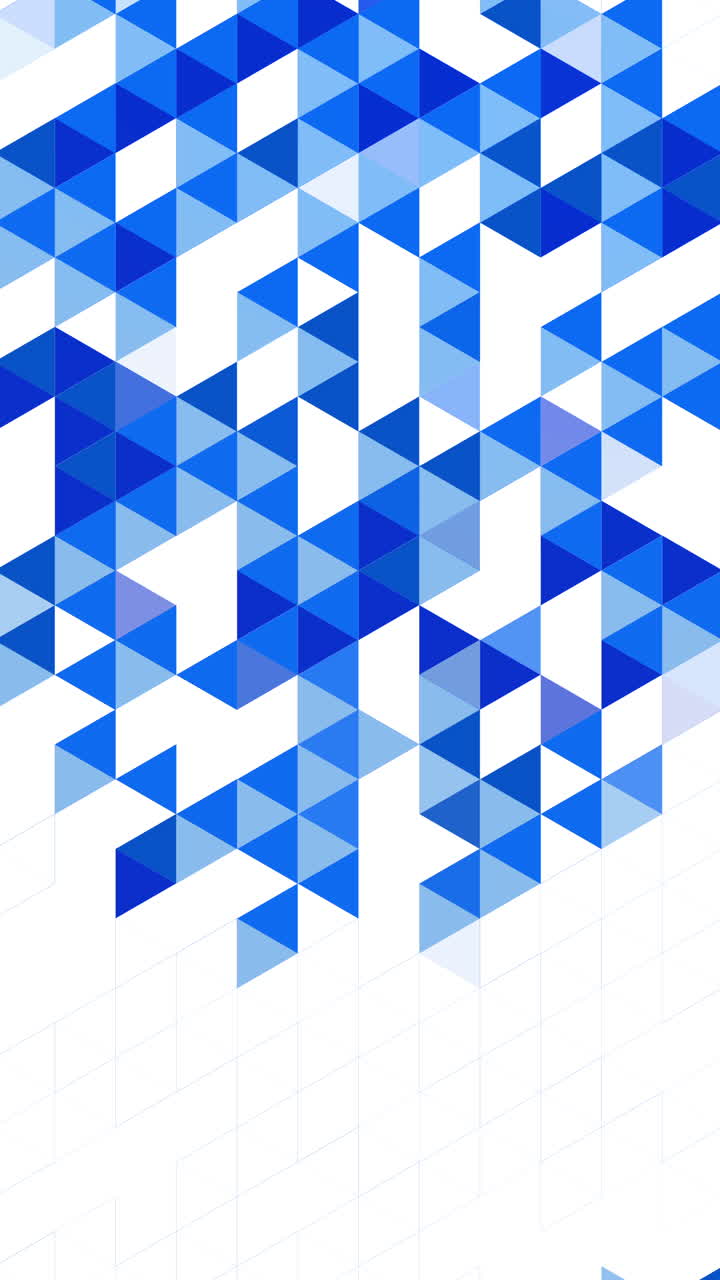 Astratto con triangoli equilateri blu e bianchi in un motivo cristallino su sfondo bianco. Animazione geometrica in loop con triangoli a mosaico. Video verticale.