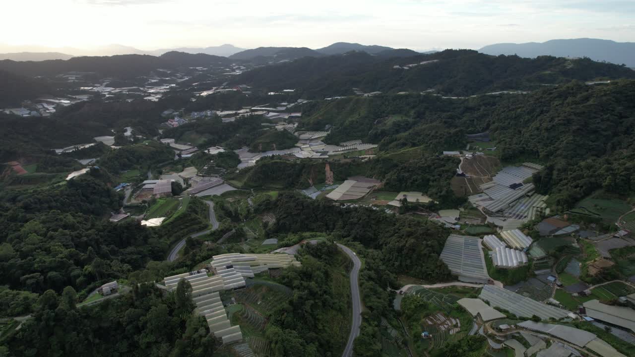 vista general del paisaje del distrito de brinchang dentro del área de cameron highlands de malasia