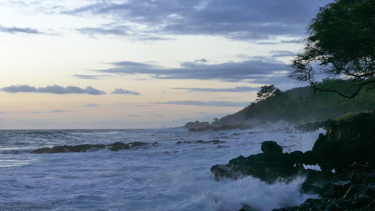 해가 지면 해안의 파도