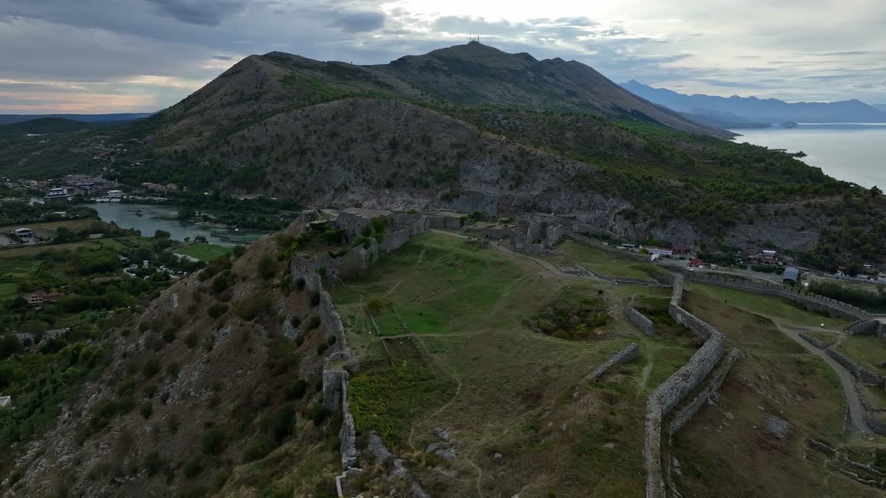 Die antiken Ruinen von Shkodra mit einem atemberaubenden Landschaftsblick, der Geschichte und Natur vereint.