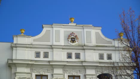 Alejándose-De-Erb-Que-Tiene-Un-águila-Negra-Decoración-Real-En-Opava-República-Checa-Tres-Copas-De-Oro-Romance-Gótico-Histórico-Arquitectura-En-Ciernes-Ventanas-Personalizadas-Modernizadas-Líneas-De-Autobús-De-Madera