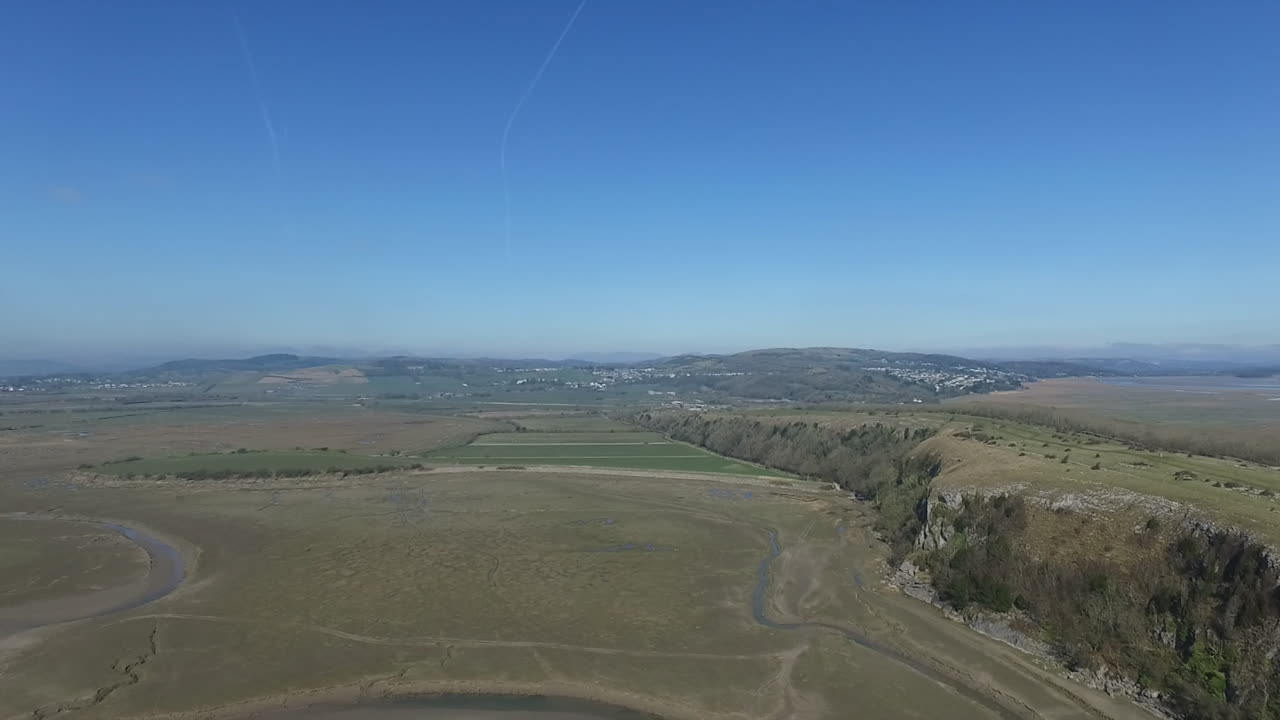 disparo descendente frente a la costa en el distrito de los lagos del reino unido en un día de cielo azul claro y brillante