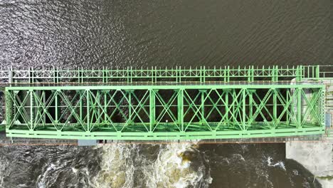 Rechtsbewegung-über-Einer-Loch-System-Brücke-Im-Bundesstaat-New-York