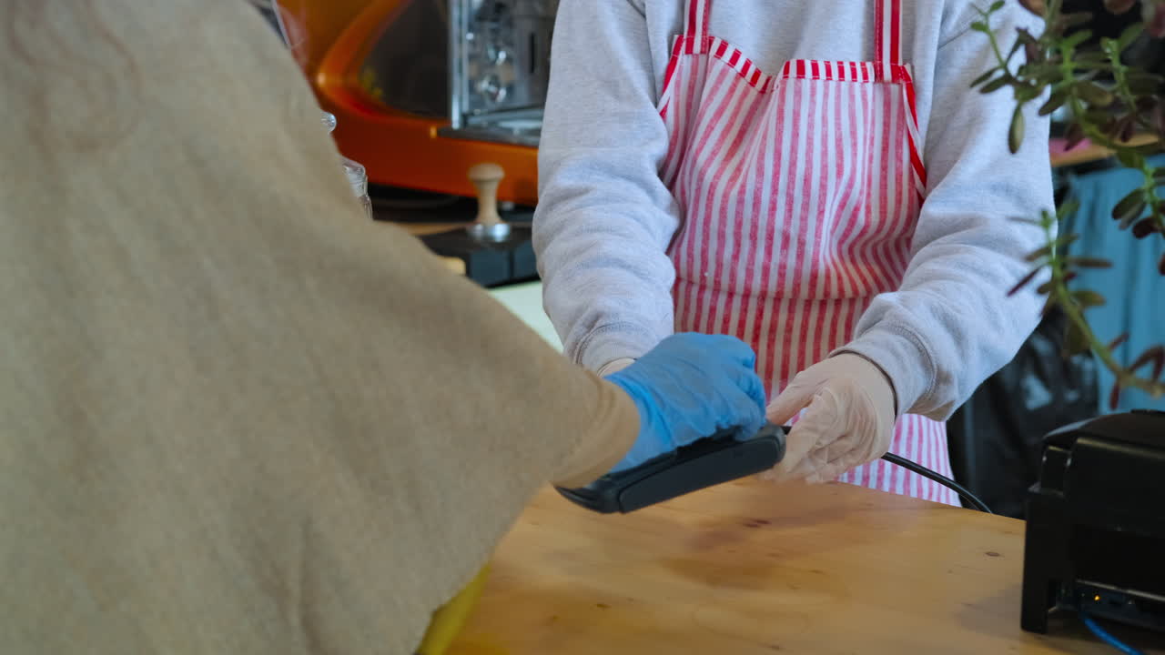 transacción de pago en una cafetería
