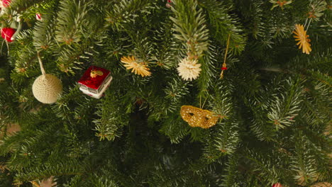 primer plano de un árbol de navidad con diversos adornos festivos