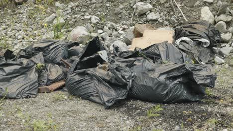 ángulo cinematográfico de bolsas de basura golpeadas dejadas en el desierto