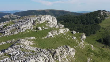 Vista-Aérea-De-Drones-De-Una-Masa-Rocosa-En-La-Cima-De-Una-Montaña-En-El-País-Vasco