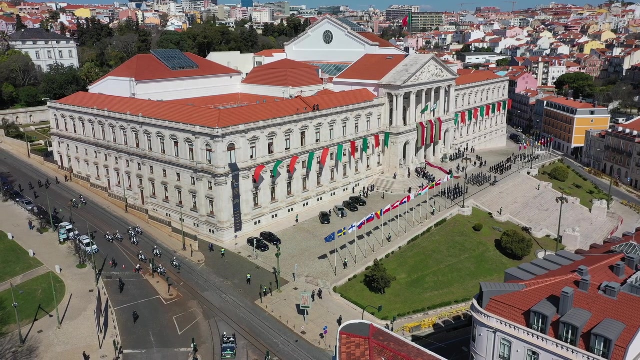 Vista aerea delle bandiere dei paesi dell'Unione Europea fuori dal Palazzo di San Benedetto a Lisbona, Portogallo