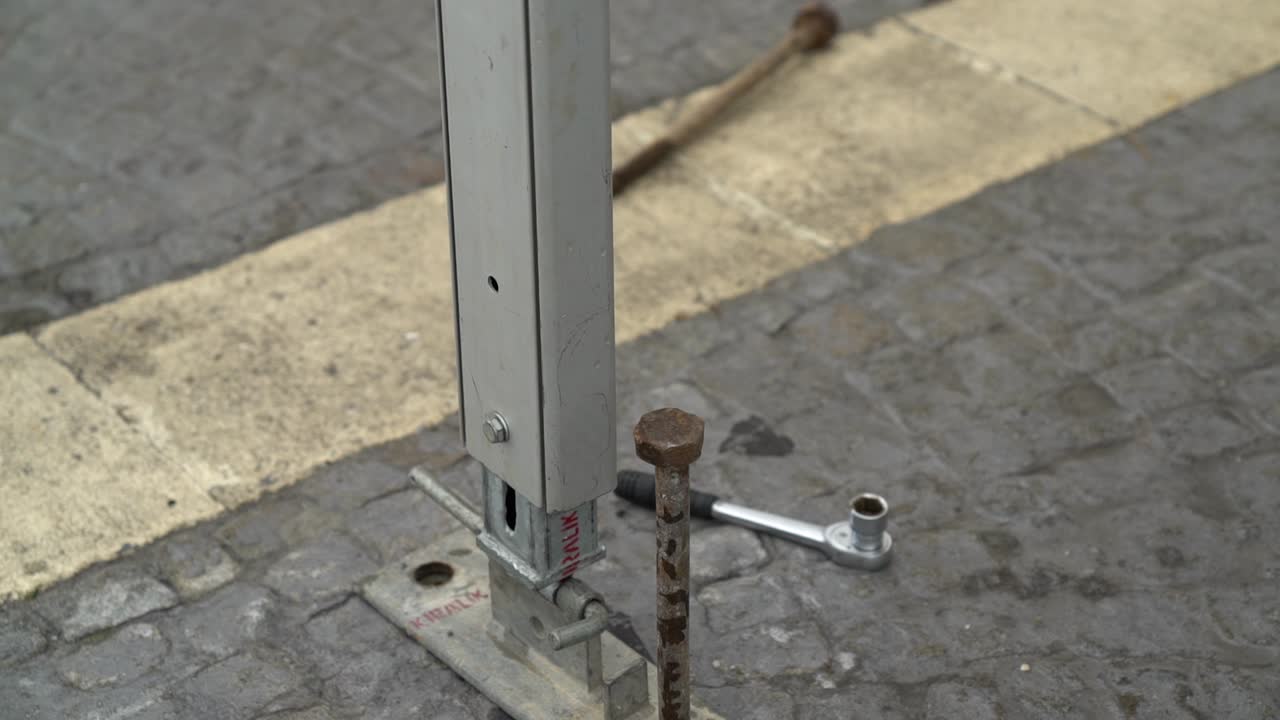 설치 중 큰 망치로 박힌 큰 못