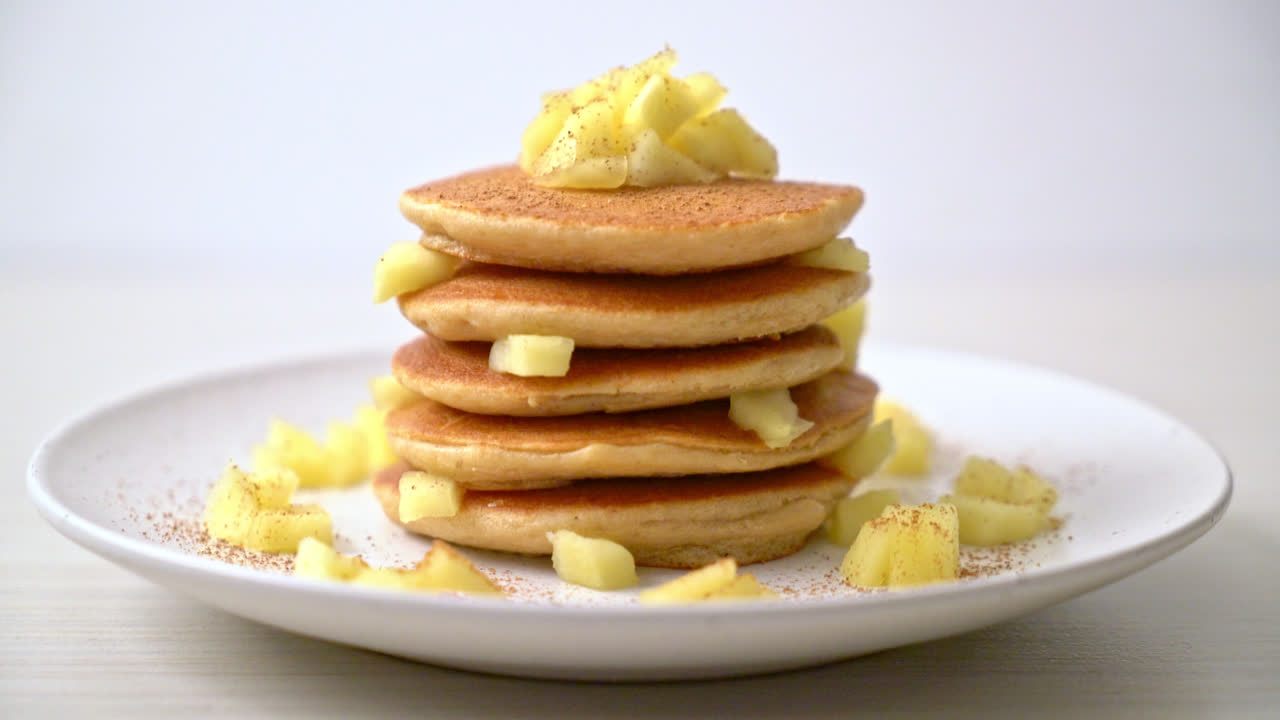 사과 팬케이크 또는 사과 크레프와 간장 가루