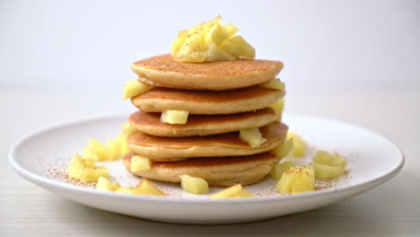 Tortita-De-Manzana-O-Crepe-De-Manzana-Con-Canela-En-Polvo