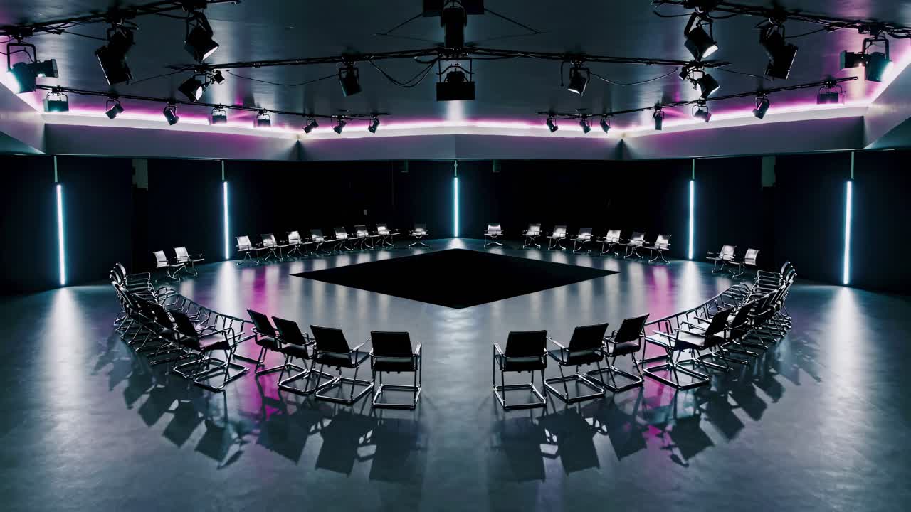 sala de conferencias vacía con asientos circulares