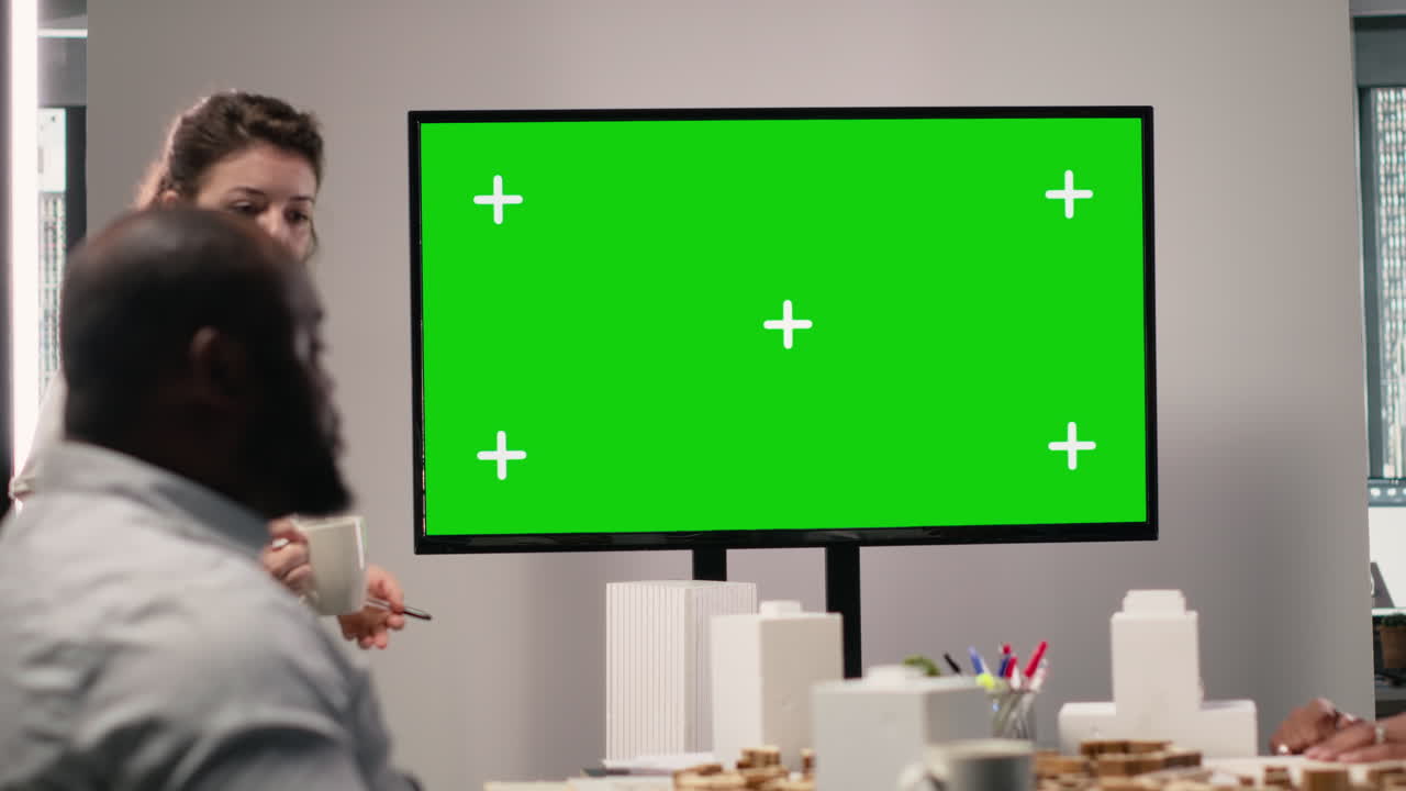 그린 스크린 프레젠테이션과 함께 비즈니스 회의