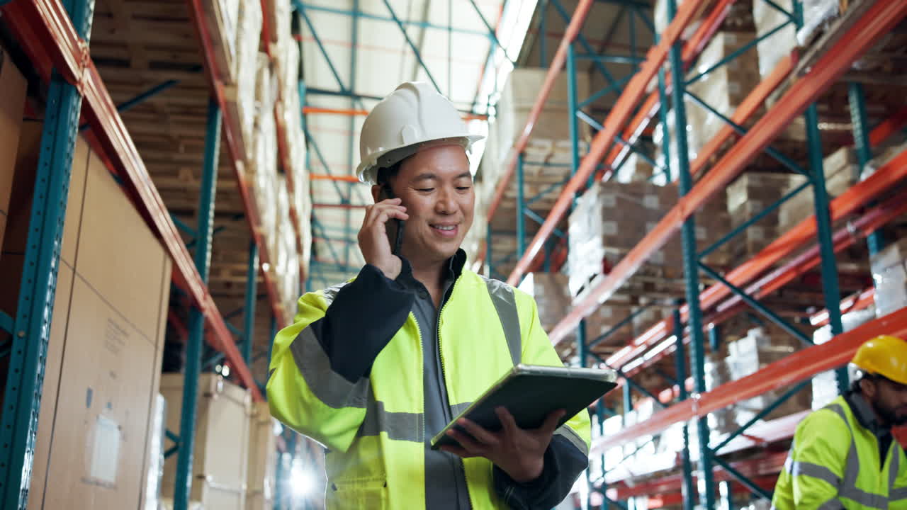 Magazziniere che usa tablet e telefono