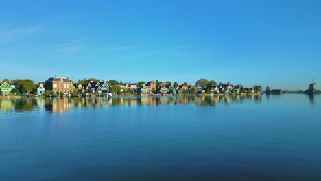 viejas casas tradicionales de madera a lo largo del río en el zaanse schans, koog aan de zaan, países bajos
