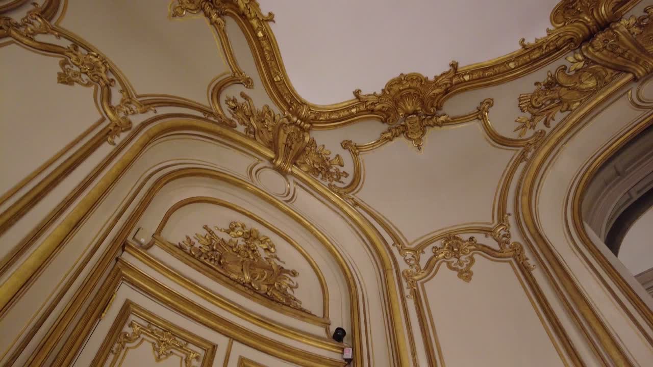 interiores de estilo francés de un museo