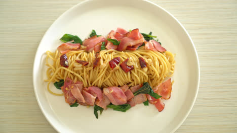 stir-fried spaghetti with dried chili and bacon