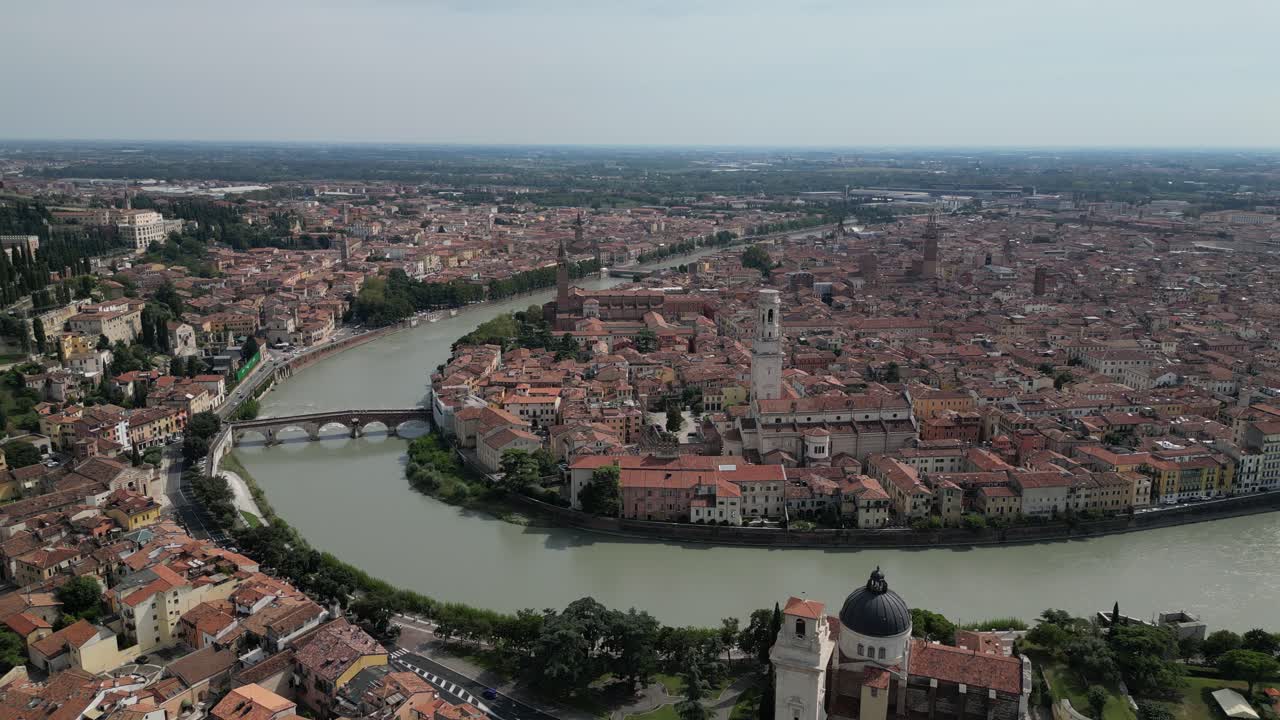 Ripresa aerea di una città storica con architettura europea e un canale fluviale che attraversa la città