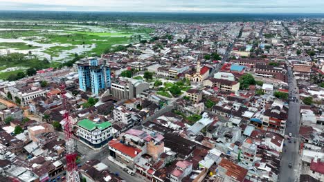 vista aérea de iquitos, perú, también conocida como la capital de la amazonía peruana