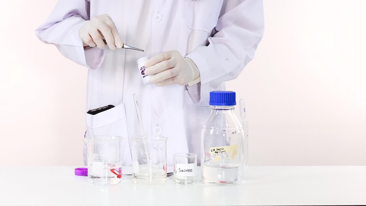 demostración de una reacción química que cambia de color en un entorno de laboratorio
