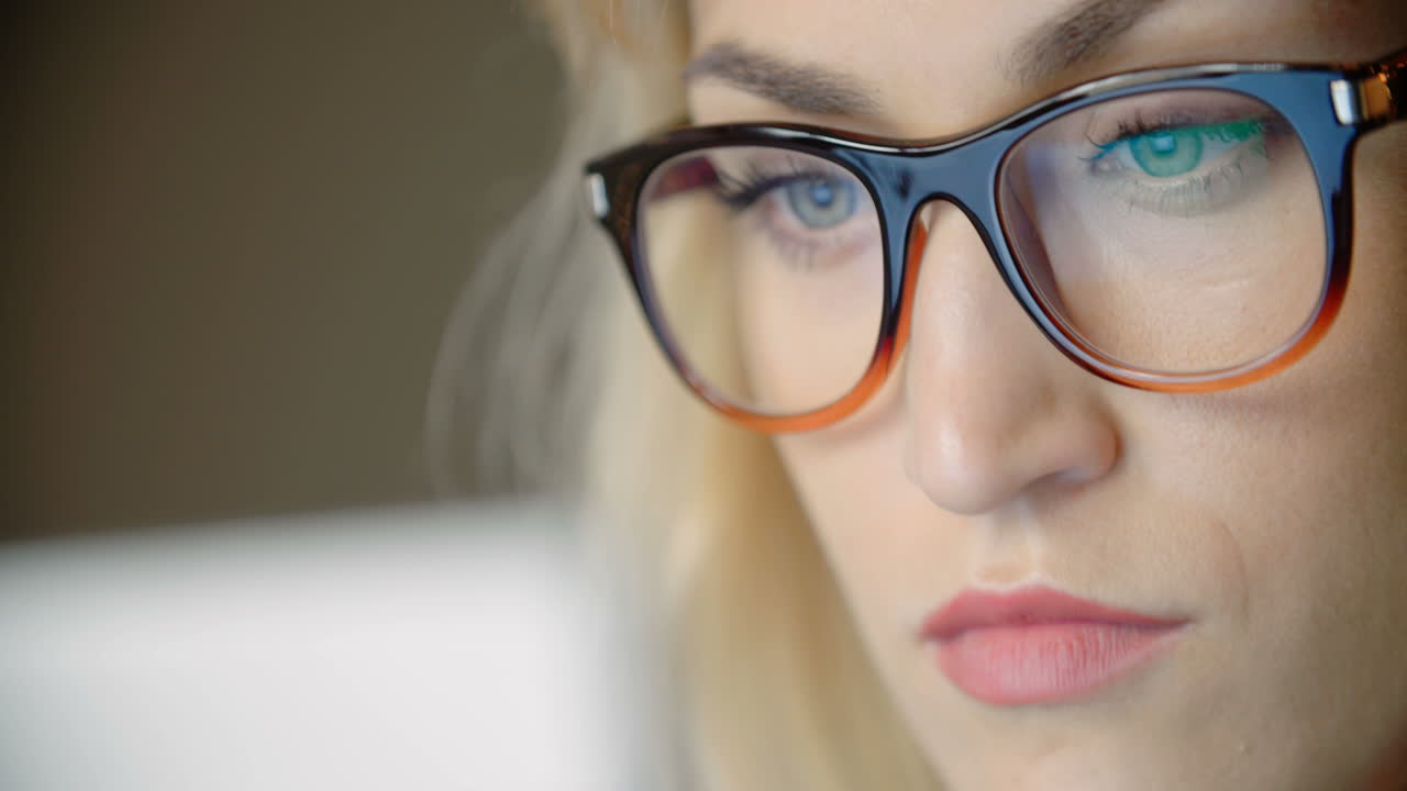 joven empresaria usando una laptop en la oficina