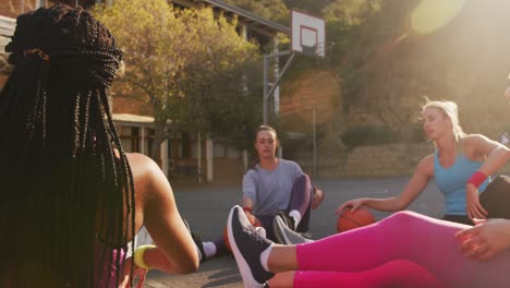 Equipo-Diverso-De-Baloncesto-Femenino-Vistiendo-Ropa-Deportiva,-Estirándose