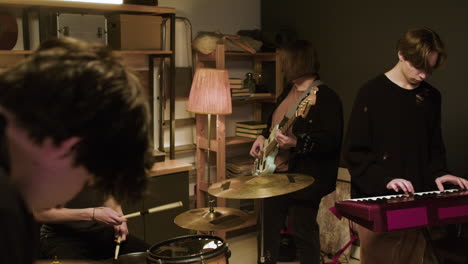 grupo musical en un estudio