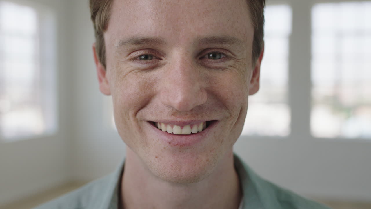 close up jovem homem bonito retrato de homem de cabeça vermelha sorrindo alegre desfrutando mudança de estilo de vida homem bem sucedido em fundo de apartamento