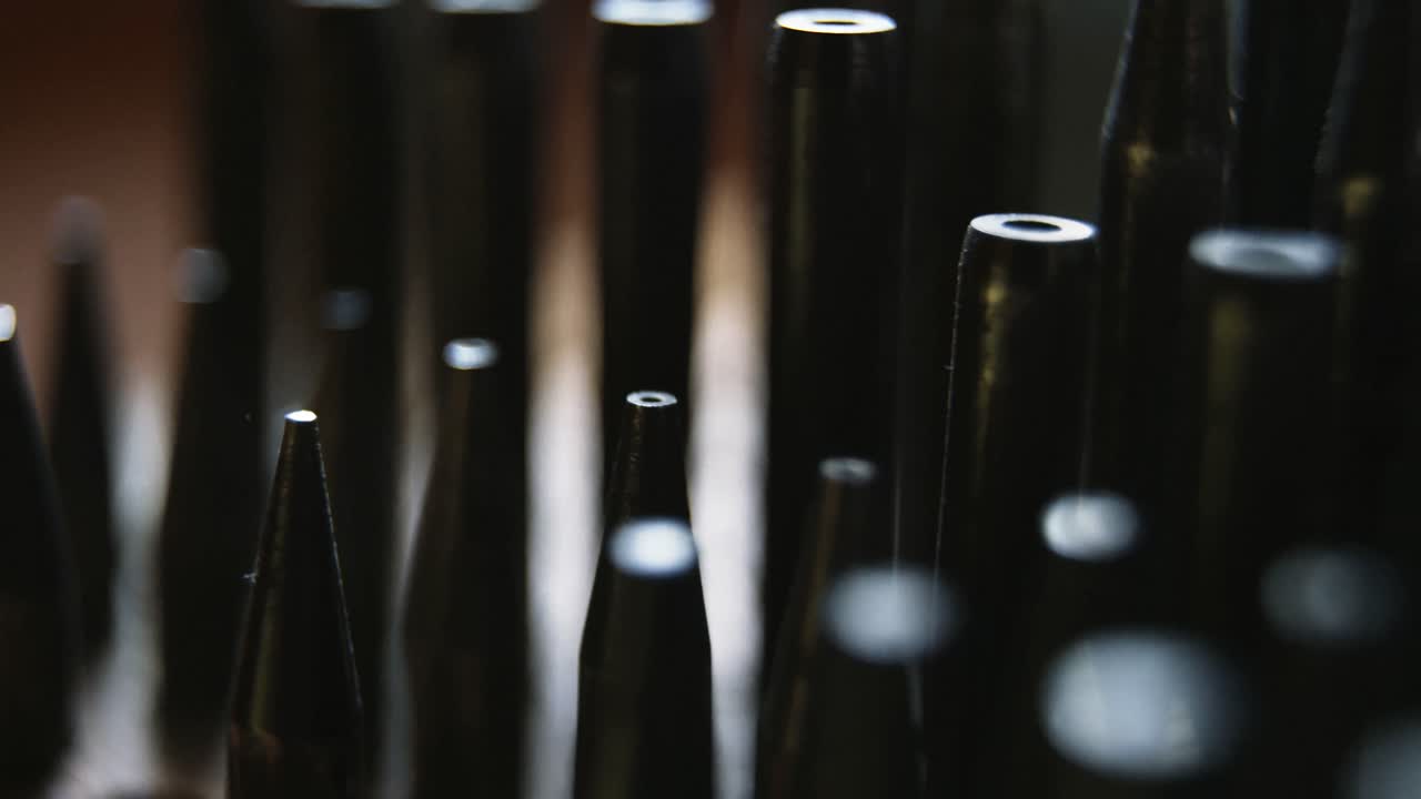 primer plano de varias herramientas de reparación de relojes