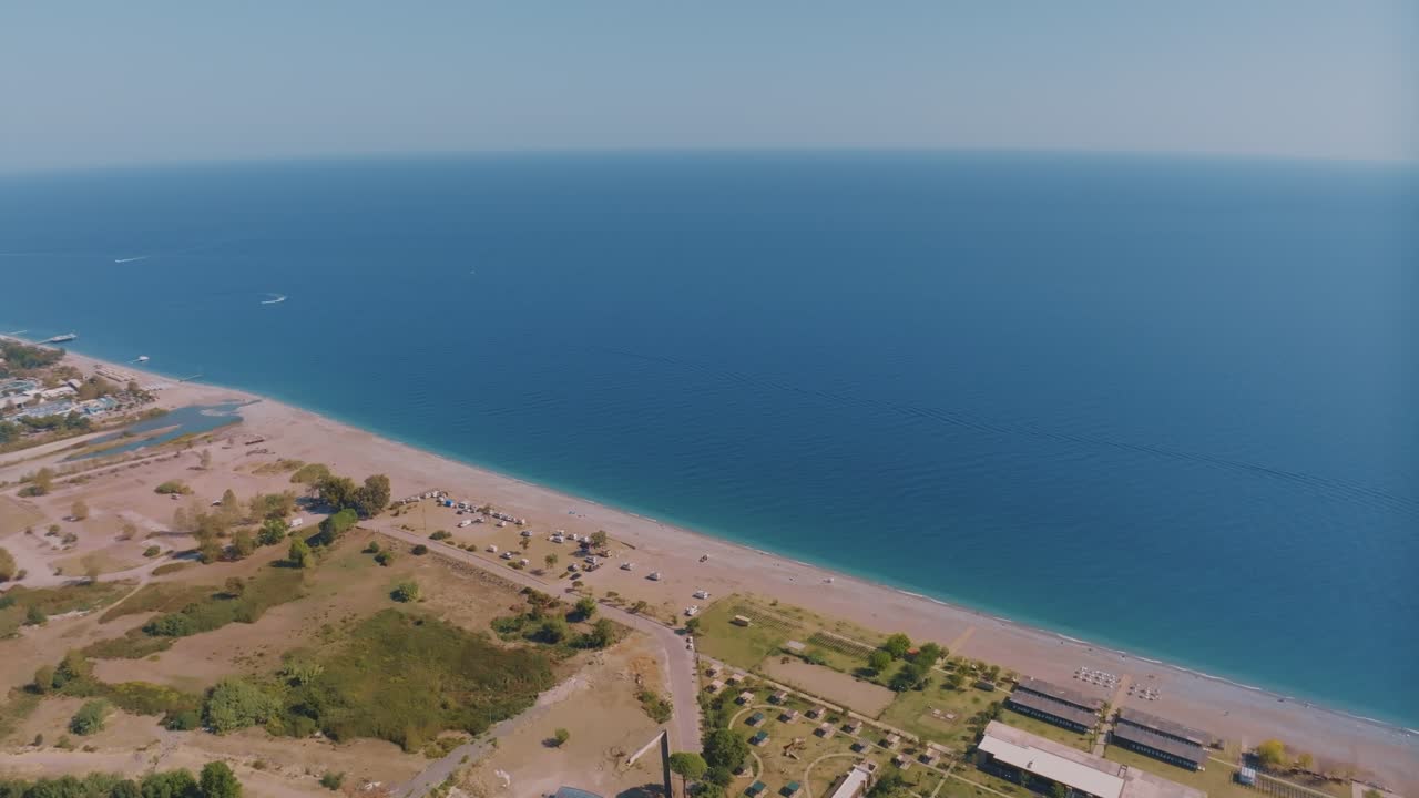 vista aérea de la estación costera y la playa