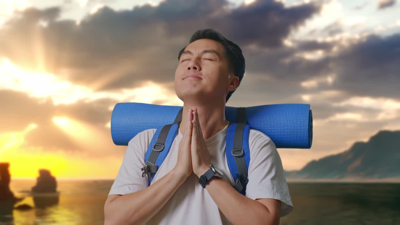 Nærbillede af asiatisk mandlig vandrer med vandrerygsæk, der beder om noget på stranden