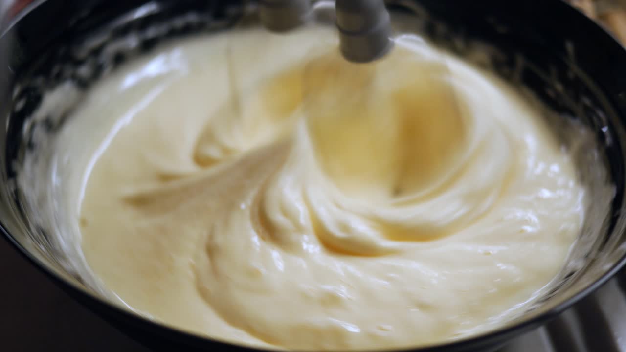 смешивание ингредиентов для десерта