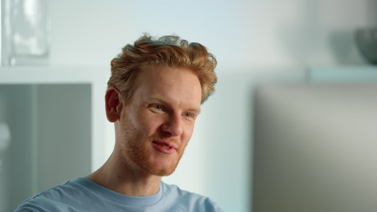 프리랜서 대화 취업 면접 원격 클로즈업. 집중 관리자가 비디오 통화를 가지고