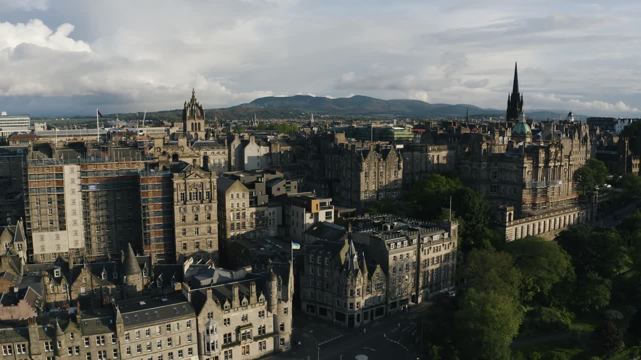 Vista aérea dos edifícios históricos do centro de Edimburgo ao pôr do sol.