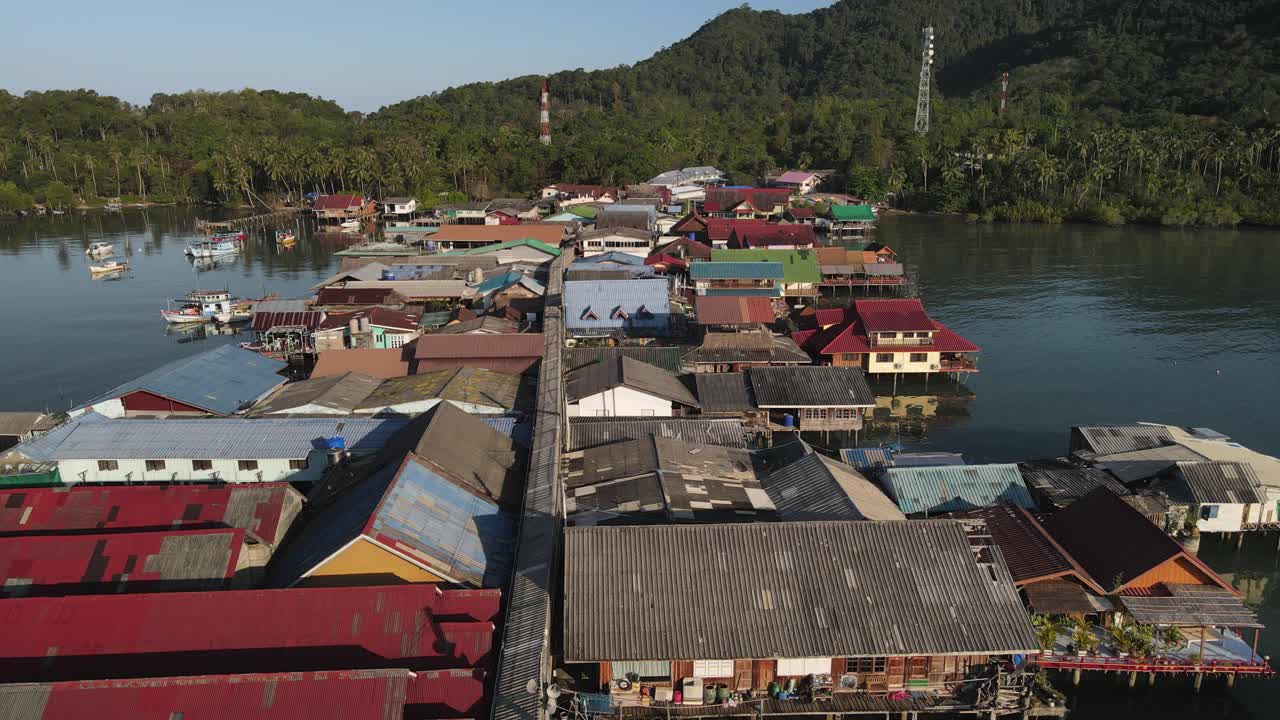 inclinación aérea rápida justo encima de las estructuras en el muelle bang bao en la isla tropical de koh chang, tailandia