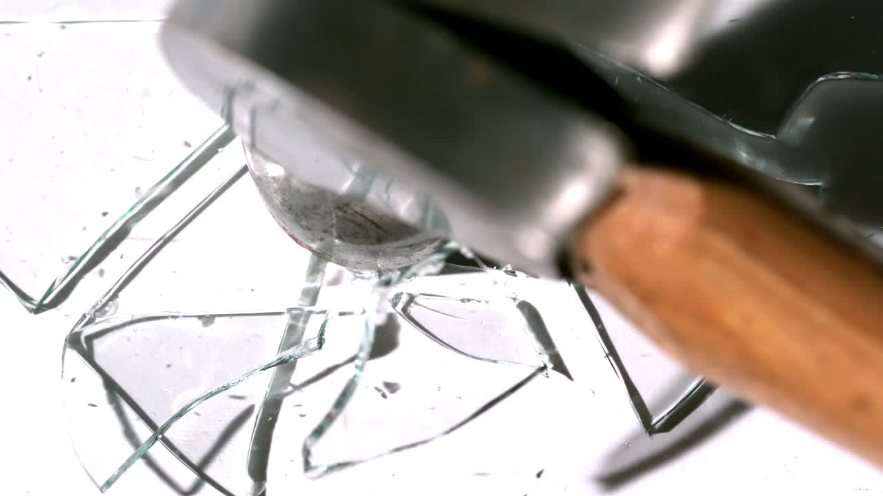 유리창을 는 망치