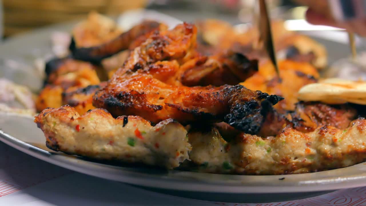 cortar las carnes a la parrilla con un cuchillo ,