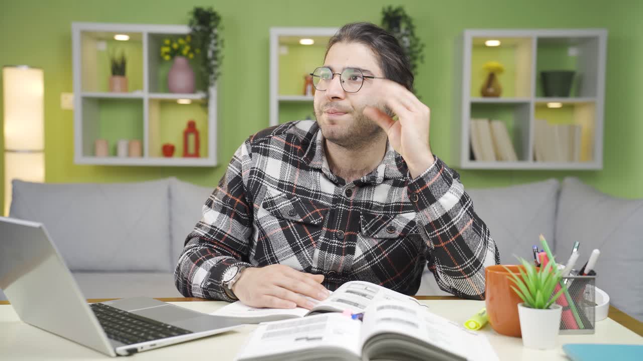 el hombre que se enoja con los que lo critican se molesta.