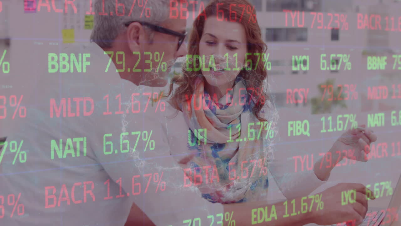 회의에서 비즈니스 사람들에 대한 금융 데이터 처리의 애니메이션