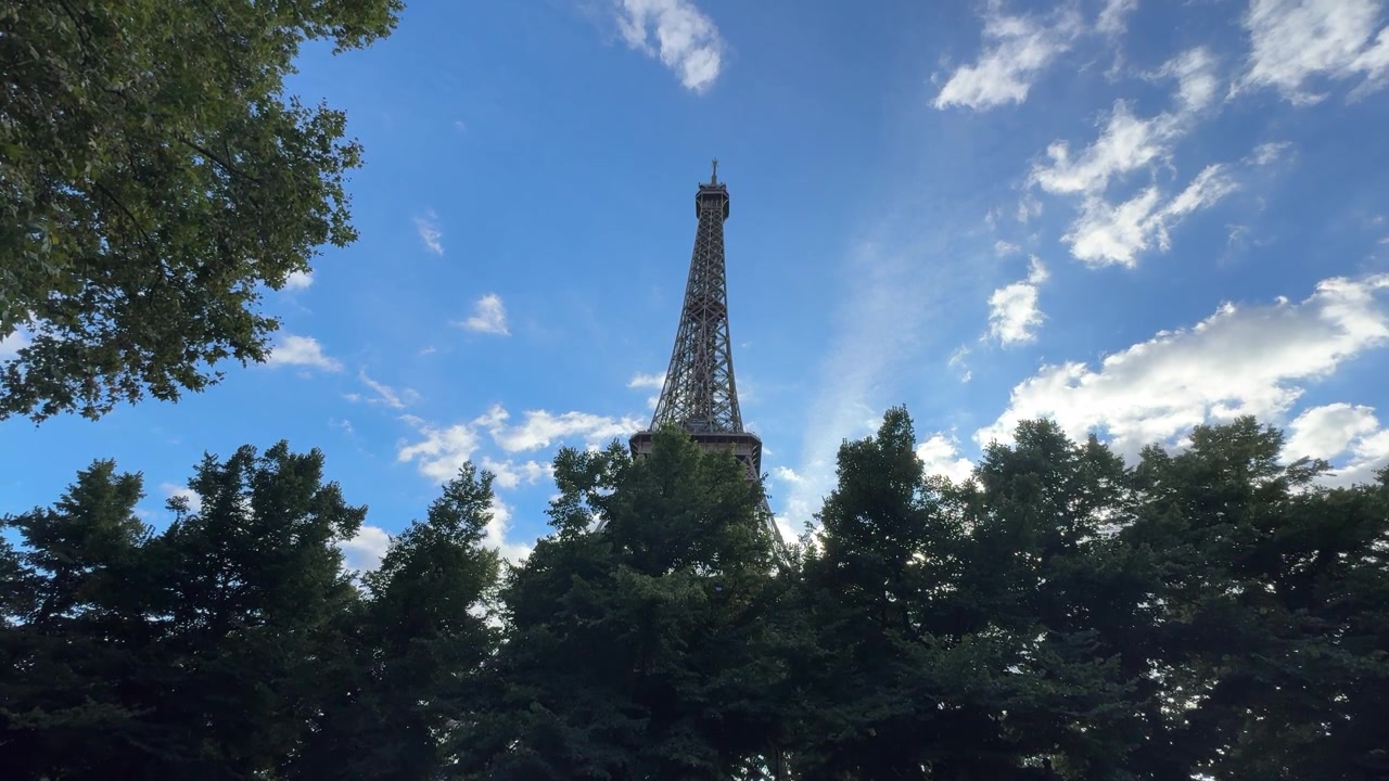 Torre Eiffel, struttura in metallo e acciaio, attrazione turistica a Parigi, Francia, famoso monumento.