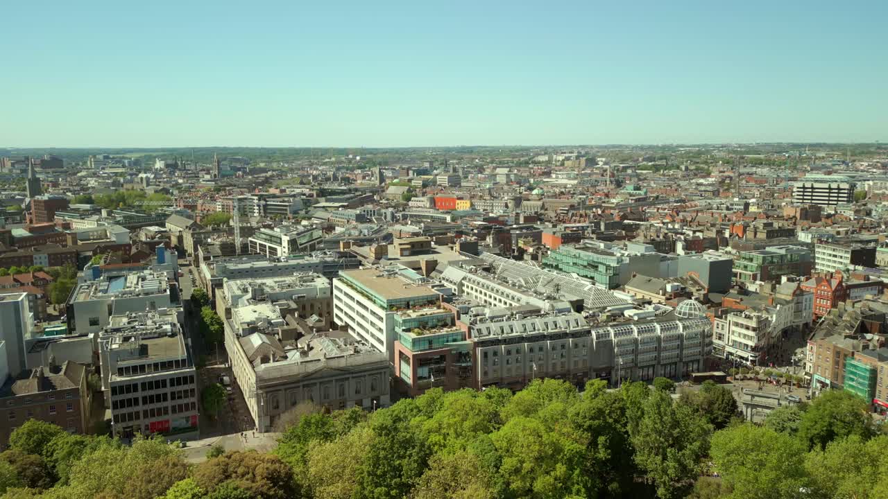 Advancing aerial of Dublin City Centre and St Stephen's Green in Dublin, County Leinster, Ireland. Filmed in 4K, 60FPS and with Rec709 color.