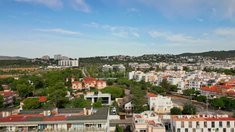 Imágenes-De-Drones-Capturan-Vistas-Panorámicas-De-Casas-Costeras-Que-Ofrecen-Impresionantes-Vistas-De-Bienes-Raíces-En-Un-Día-Soleado