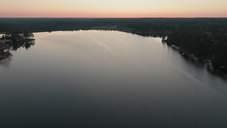 Vistas-Aéreas-De-Un-Lago-Al-Atardecer-En-Carolina-Del-Norte