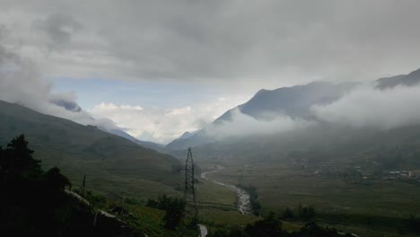 Escena-Mágica-De-Nubes-Bajas-Colgantes-En-Las-Montañas-Verdes-De-Gran-Altitud