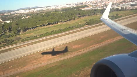 el avión despega la sombra en el suelo cuando sale de la superficie
