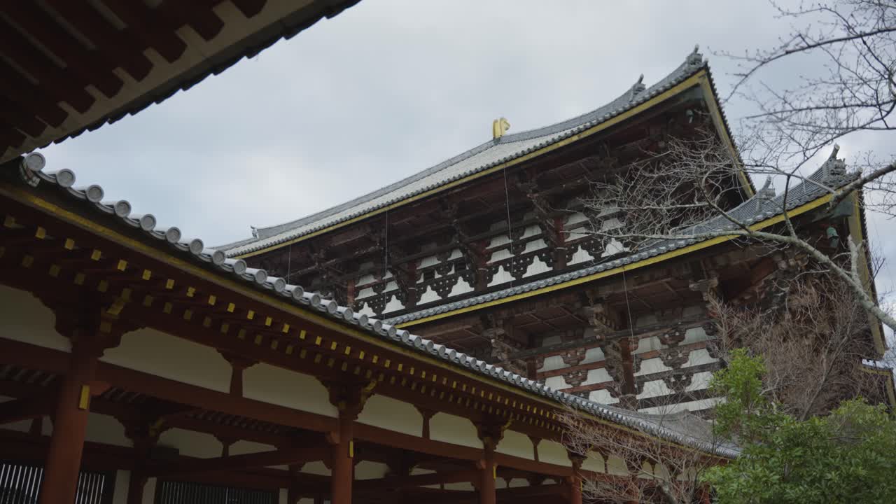 templo todaiji, primer plano de los detalles de daibutsuden, toma panorámica