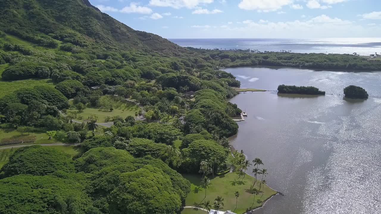 vista aérea del estanque moli'i junto a la montaña ko'olau en oahu hawaii