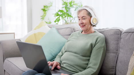 Musik,-Laptop-Und-Entspannung-Mit-Einer-Alten-Frau-In-Bewegung