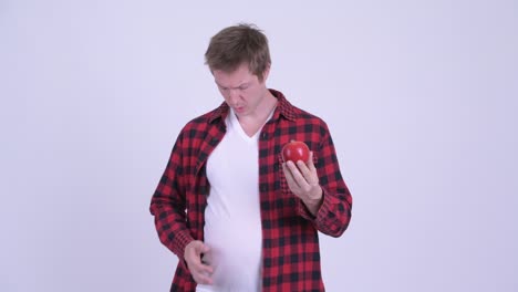 un joven hipster con una gran barriga.